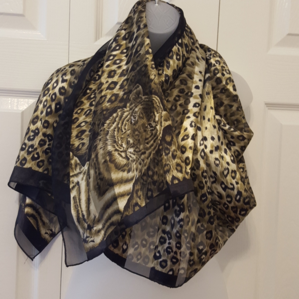 Beautiful big cats print scarf/wrap